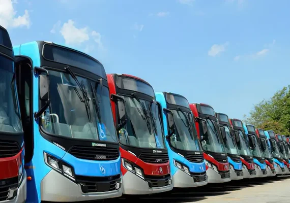 Quase 200 ônibus são apedrejados em SP e polícia apura desafio de internet