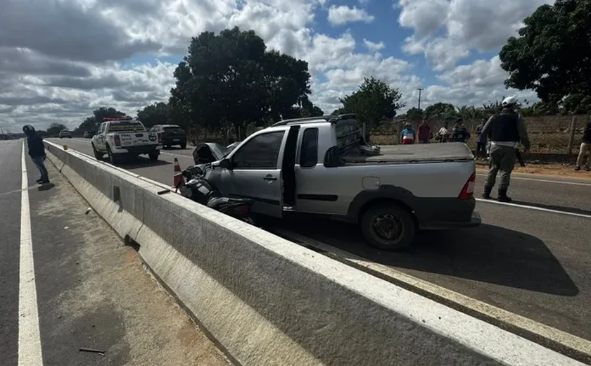 Colisão Fatal na AL-220 Deixa Motociclista Morto e Motorista Ferido