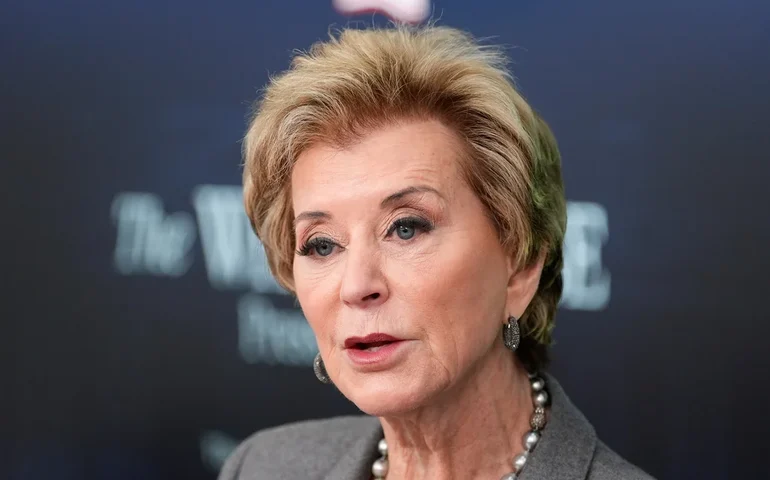 Governo Trump retira recurso judicial contra ameaça de financiamento contrário a políticas de diversidade, equidade e inclusão (DEI) em escolas e universidades