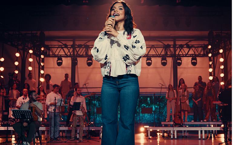 Julia Vitoria lança “Amor Infinito” e dá continuidade ao projeto gravado no Ópera de Arame