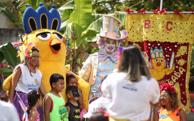 Mascote do Pinto da Madrugada anima carnaval de estudantes