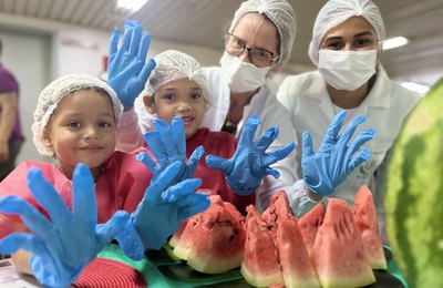 Nutricionistas do HGE ensinam crianças da pediatria sobre os benefícios dos alimentos saudáveis