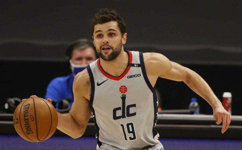 Após oito temporadas na NBA, Raulzinho assina com o Fenerbahçe e volta a Europa