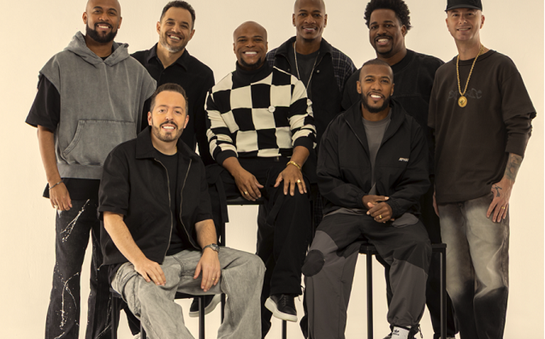 Turma do Pagode renova contrato com a Sony Music e celebra nova fase da carreira