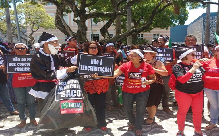 Manifestantes protestam contra a PEC dos gastos públicos em Maceió