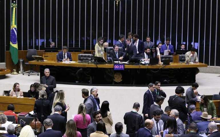 Deputados analisam projeto que obriga SUS a oferecer tratamento completo de lábio leporino; acompanhe
