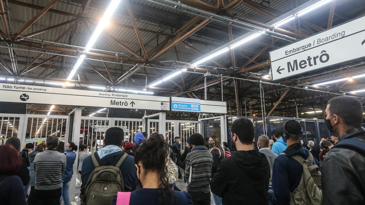 Metroviários suspendem greve em SP; paralisação causa aglomerações