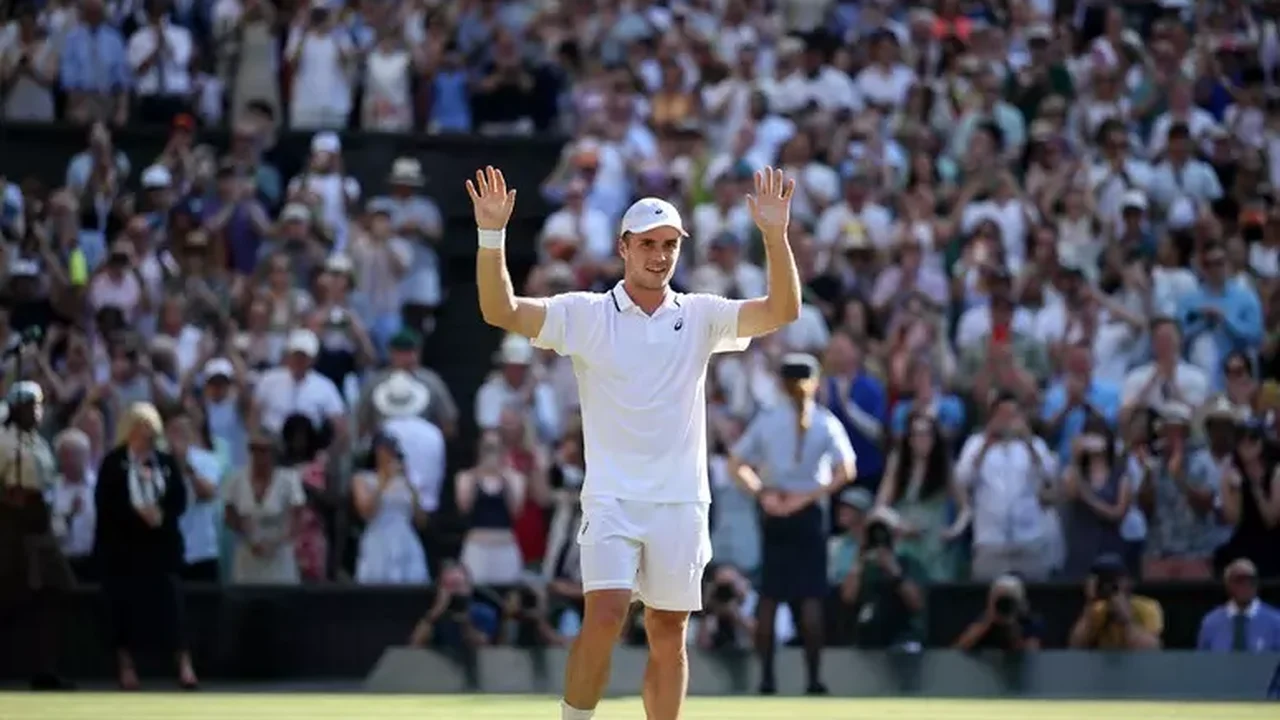 Convidado britânico derrota Cobolli e vai à semifinal em Wimbledon