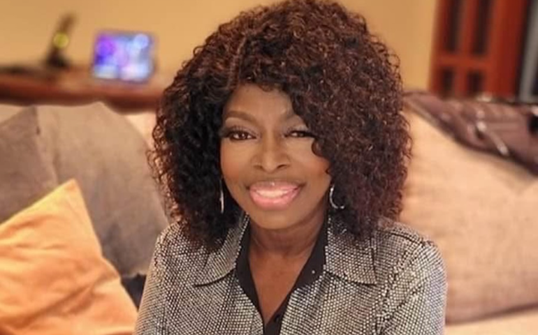 Morre Angie Stone, estrela do R&B e do hip-hop, aos 63 anos em acidente