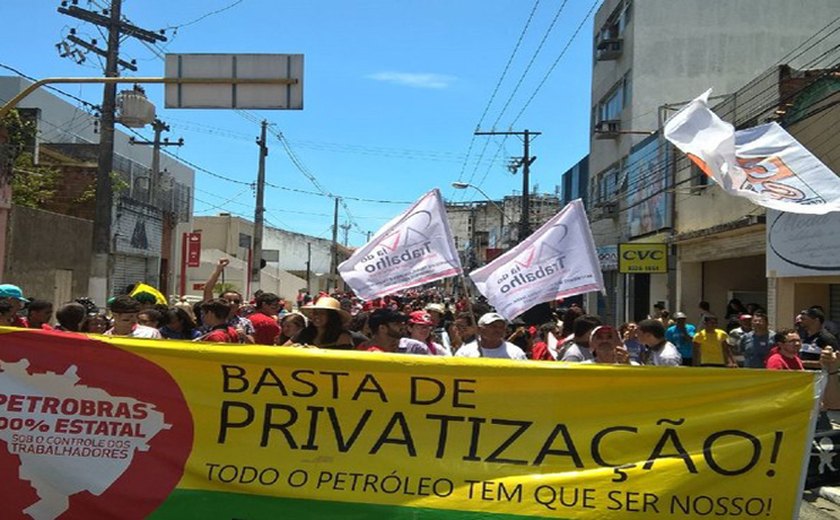 Manifestação fecha ruas do centro de Maceió contra PEC do teto dos gastos