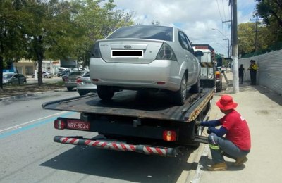 Veículos em situação irregular são removidos pela SMTT em Maceió