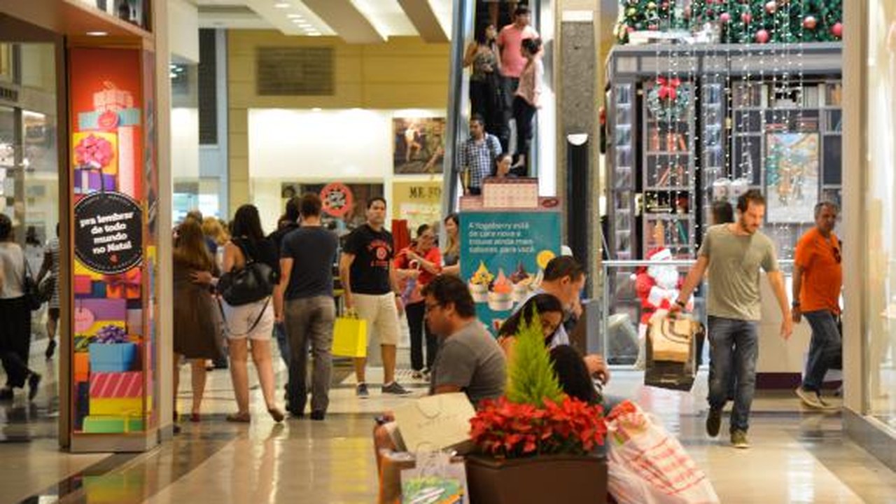 Consumidores buscam presentes de última hora e shoppings ampliam horário