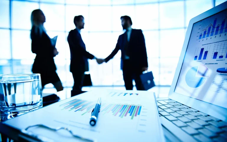 Mercado de M&A movimenta US$ 51 bilhões no Brasil e impulsiona empresas a crescer mesmo sem venda