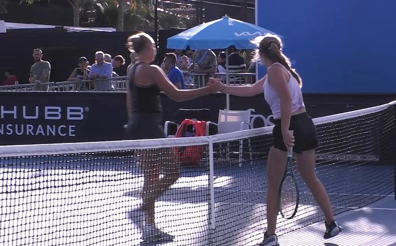 Tenista ucraniana de 16 anos é investigada por cumprimentar russa em torneio