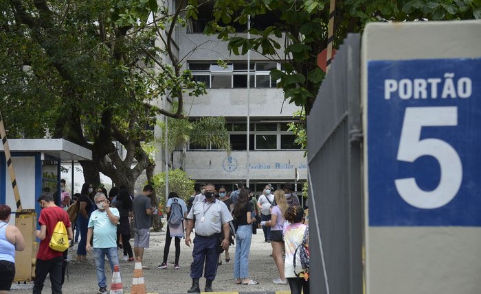 Taxa pode ser paga por Pix ou cartão de crédito Taxa pode ser paga por Pix ou cartão de crédito