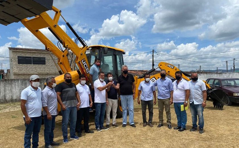 Prefeito Neno Freitas entrega uma retroescavadeira 0 Km e 300 kits de ferramentas para agricultores
