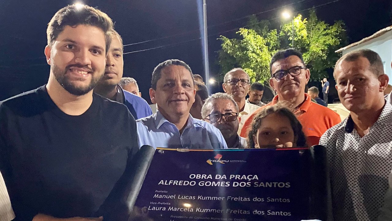 Prefeito Lucas Santos inaugura praça e pavimentação no Povoado Bom Caradá