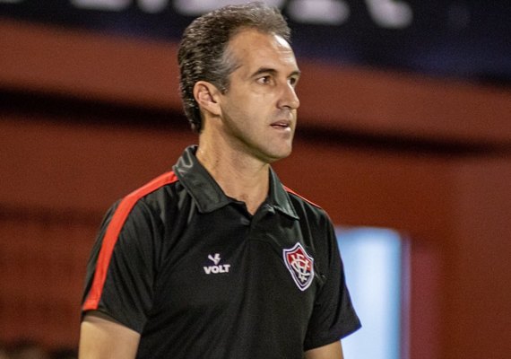 Vitória decide por saída do técnico Léo Condé após 5 jogos sem triunfos no Brasileirão