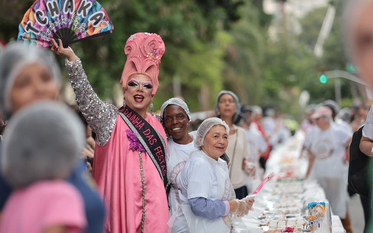 Aniversário da capital SP é comemorado com tradicional bolo do Bixiga