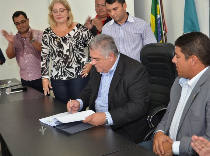 Mais um avanço: Clemente sanciona PCCV dos servidores de São Miguel