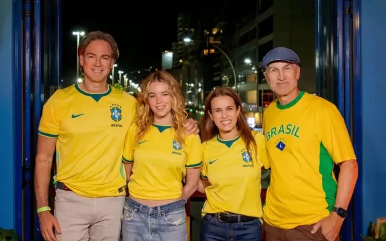 Elenco de Supergirl causa comoção em visita ao Rio de Janeiro