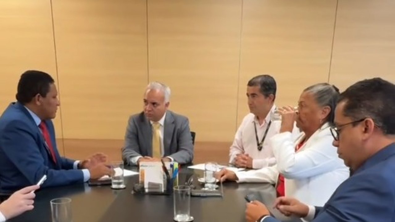 Após afastar PT da gestão, Júlia e Júlio buscam “passar o pires” em Brasília