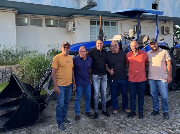 Vice-prefeito de Monteirópolis fortalece agricultura familiar com entrega de trator para associação rural