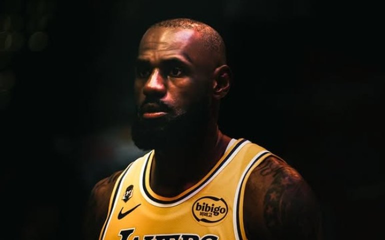 Oscar Schmidt parabeniza LeBron James por superar seu recorde histórico de pontos