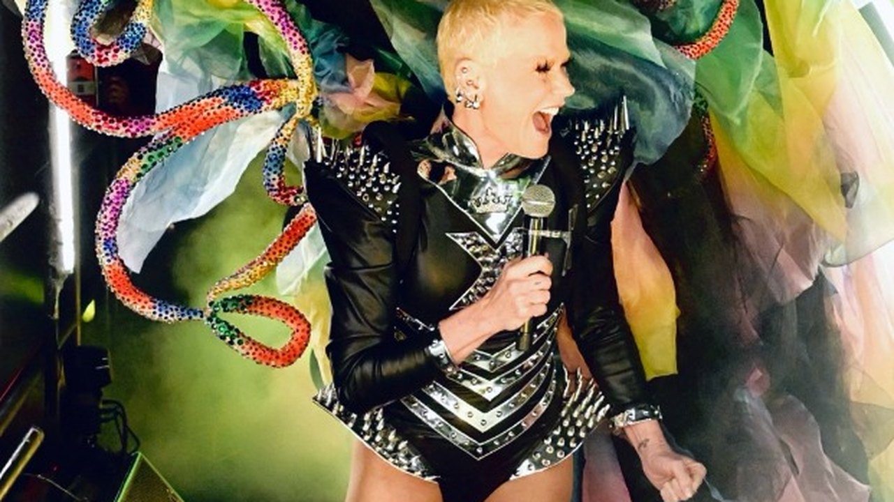 Show de Bad Bunny teria referências à Xuxa? Fãs notam semelhanças com clipe da apresentadora