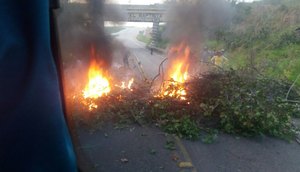 fogo e bloqueio de rodovia / Foto: Whatsapp