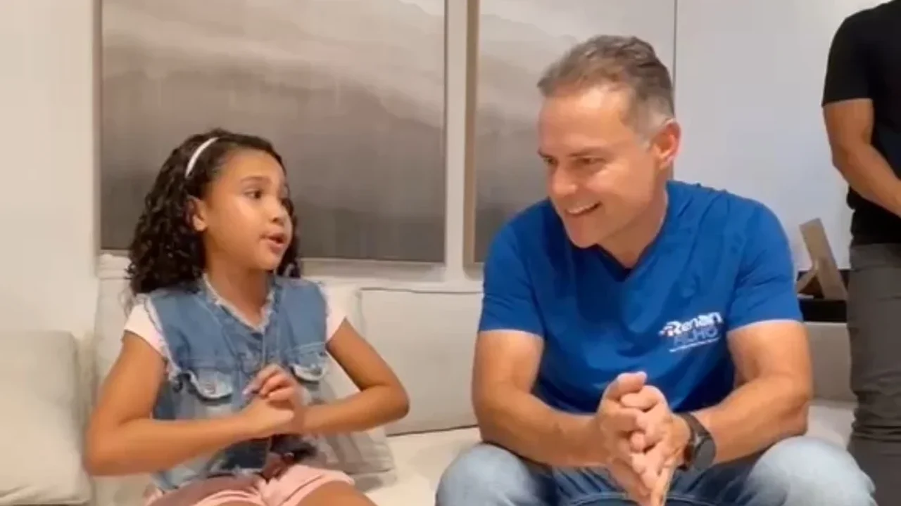 Renan Filho conhece criança que viralizou falando inglês e exalta educação pública