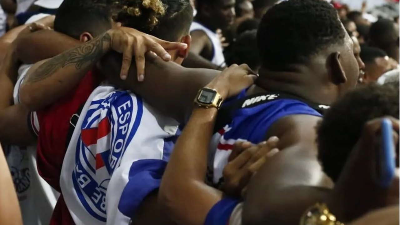 Elenco do Bahia é alvo de críticas em protesto da torcida em aeroporto