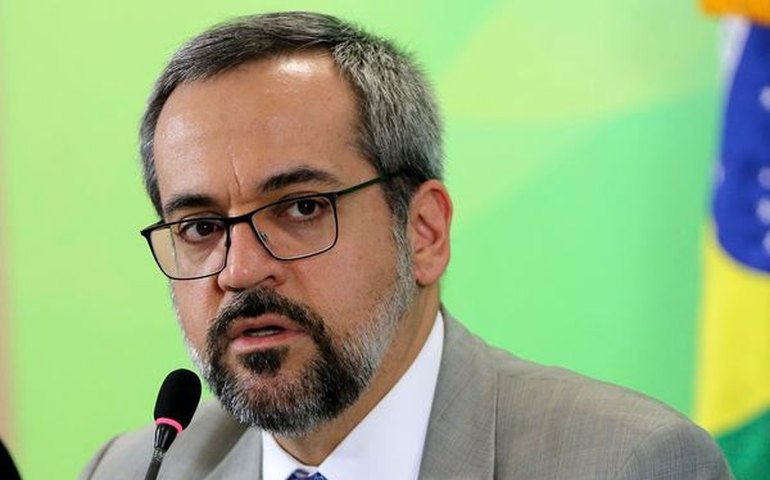 Governo federal retifica data de exoneração de Abraham Weintraub