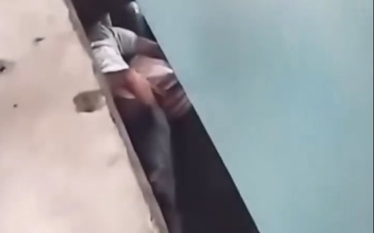 Homem pula nos trilhos para salvar filho e ambos sobrevivem após trem passar sobre eles