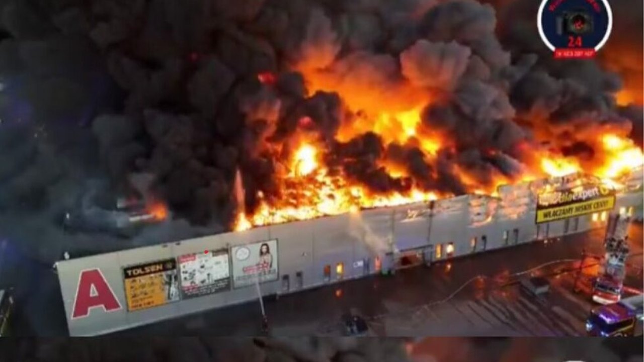 Grande incêndio destrói shopping e encobre Varsóvia, na Polônia, em fumaça; vídeo