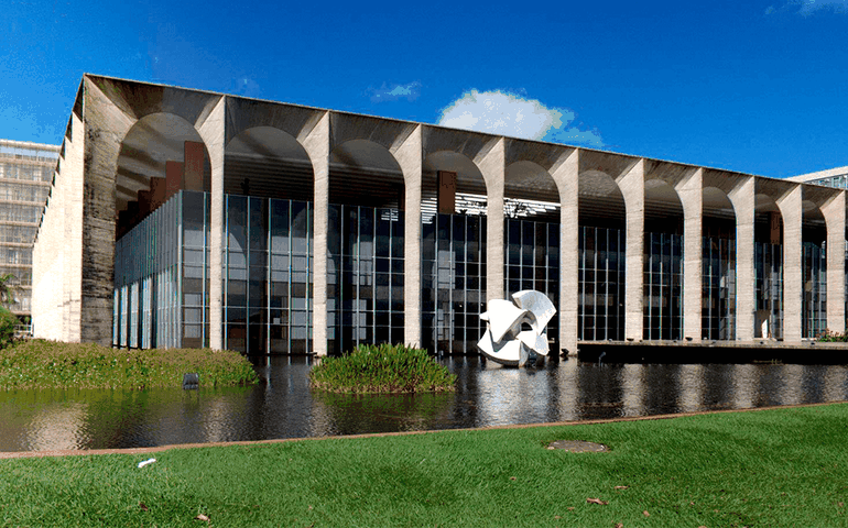 Itamaraty recebe escultura da artista Marianne Peretti