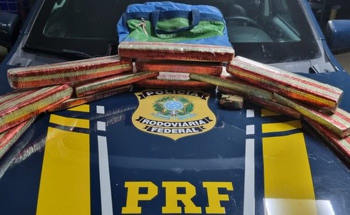 Maconha foi apreendida em meio à bagagem de passageira de ônibus