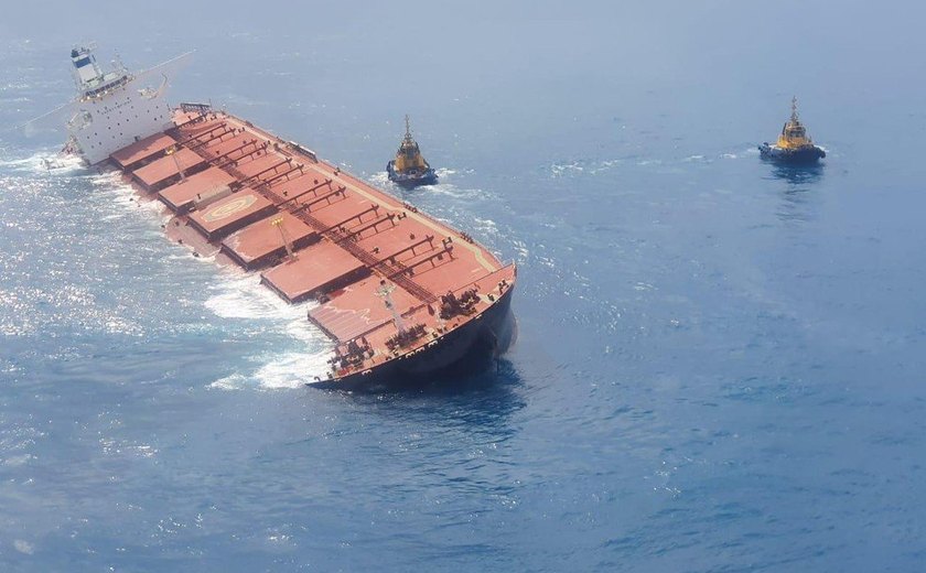 Navio que levava minério da Vale para China e encalhou é afundado na costa do MA