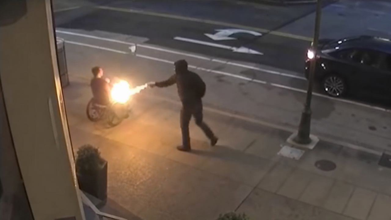 Homem ataca cadeirante com coquetel molotov nos Estados Unidos