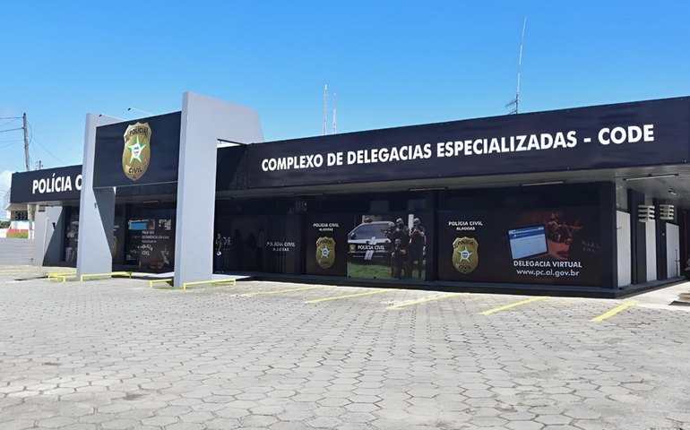 Polícia Civil divulga imagens de suspeito de filmar mulher em banheiro em Maceió