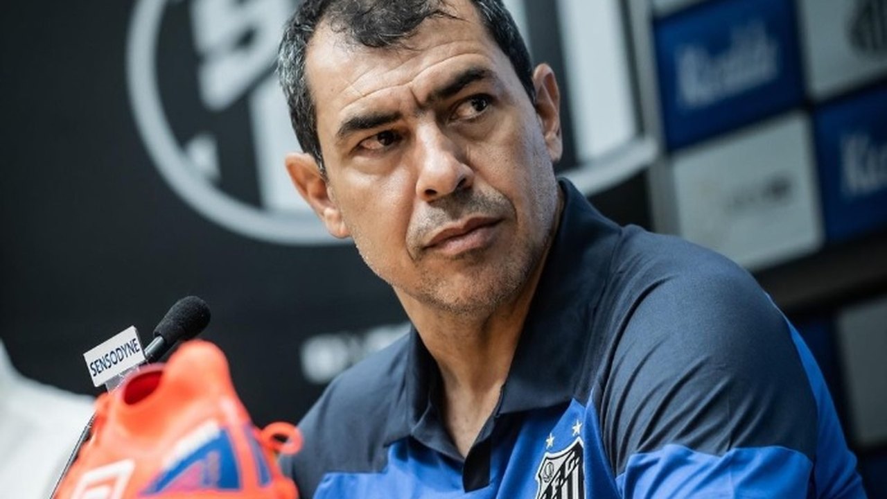 Time japonês considera postura do Santos 'inaceitável' por Carille e exige pagamento da multa