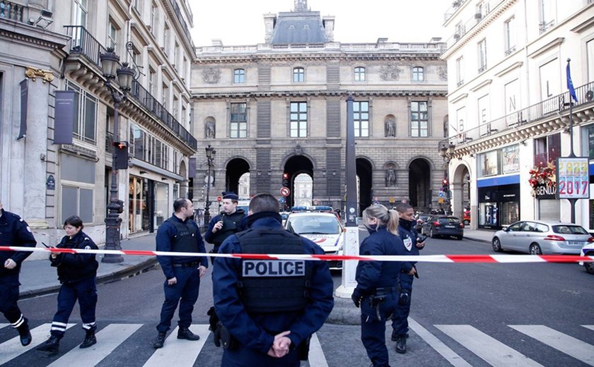 Com slogan islâmico, homem tenta invadir Louvre; premier suspeita de terrorismo