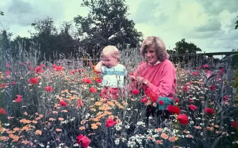 William homenageia princesa Diana com foto inédita da infância