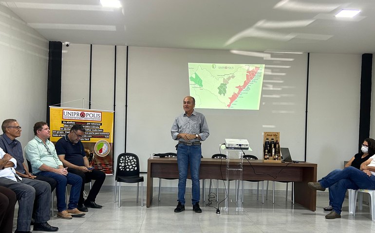 Ausência do superintendente da Codevasf gera indignação em reunião sobre projetos envolvendo mel e própolis vermelha