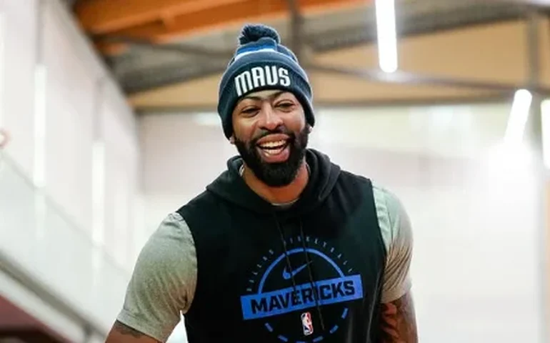 Anthony Davis brilha em virada dos Mavericks sobre Nuggets; Suns freiam embalo dos Lakers