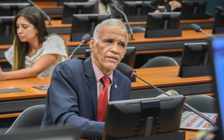 Comissão aprova proposta de piso para profissionais técnicos da educação