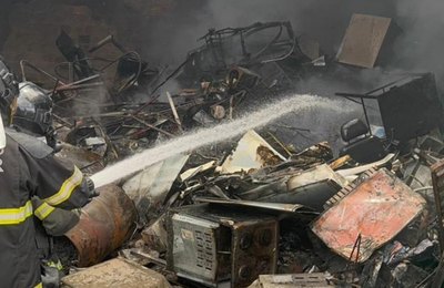 Bombeiros combatem incêndio de grandes proporções em ferro-velho em Arapiraca