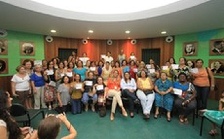 Alunos do Cenarte recebem carteira de artesão