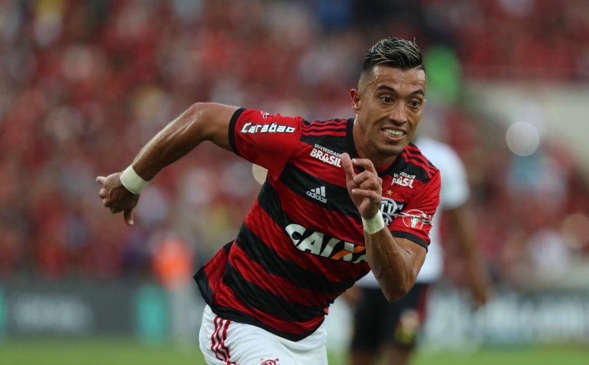 Uribe marca 2, Flamengo passa fácil pelo Fluminense e se aproxima do Palmeiras