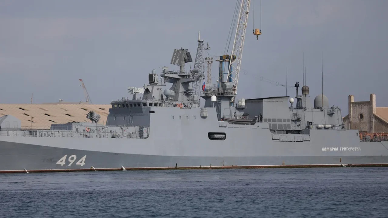 Forças armadas do Reino Unido estão investigando relatos de que um navio de guerra russo disparou tiros de advertência contra um iate no Canal da Mancha.